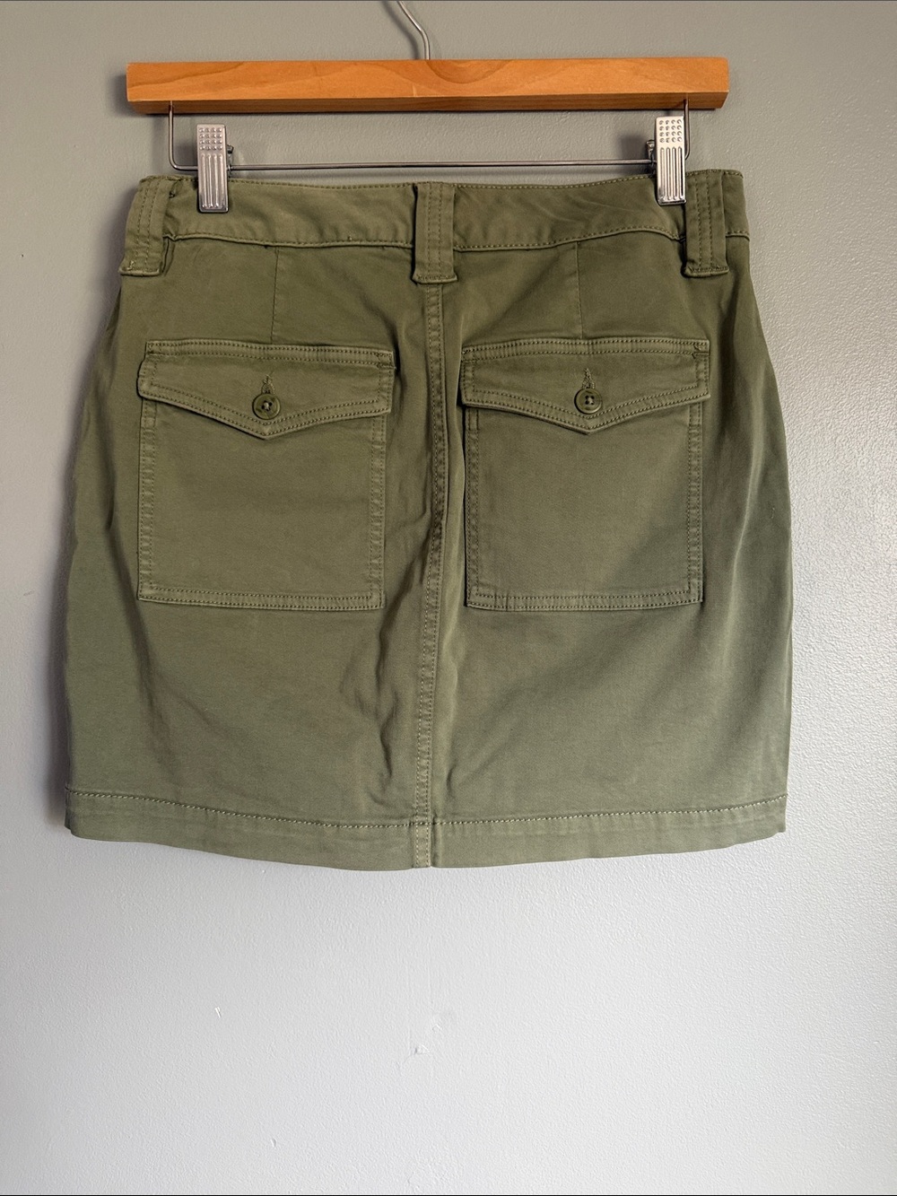Liverpool Women’s Cargo Utility Gorpcore Mini Skort Green Stretch Twill Sz 2/26 - Picture 2 of 4